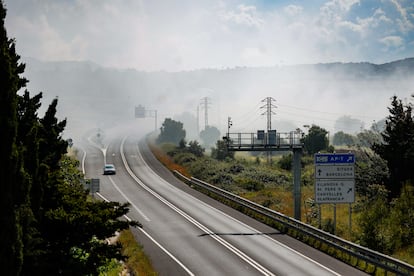 El humo tóxico cercana a la empresa incendiada en Vilanovai Geltrú (Barcelona), este sábado.