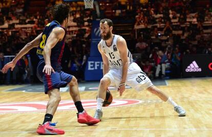 Sergio Rodríguez bota el balón ante Sada.