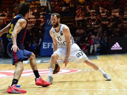 Sergio Rodr&iacute;guez bota el bal&oacute;n ante Sada.