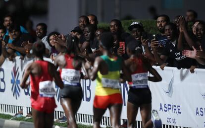 La polémica sobre el calor y la humedad de Doha había arreciado la víspera de los campeonatos y el propio presidente de la IAAF, Sebastian Coe, tuvo que salir al paso de los rumores que apuntaban a la posible cancelación del maratón femenino. En la imagen, varios seguidores animan a las corredoras durante la prueba.