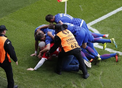 La montonera que sepultó a Modric después de marcar el 1-0 (gol de la victoria) ante Turquía.