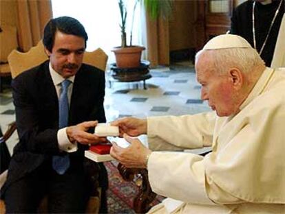 José María Aznar recibe un rosario de manos de Juan Pablo II durante la reunión mantenida esta mañana.