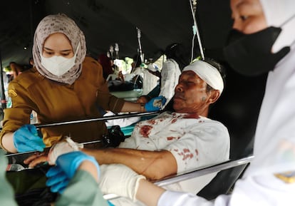 Personal sanitario tratan las heridas de un paciente tras el terremoto en la ciudad de Cianjur (Indonesia). Indonesia registra terremotos con frecuencia, ya que el país se extiende a ambos lados del llamado Anillo de Fuego del Pacífico, una zona altamente activa de seísmos, donde diferentes placas en la corteza terrestre se encuentran y crean una gran cantidad de terremotos y volcanes.