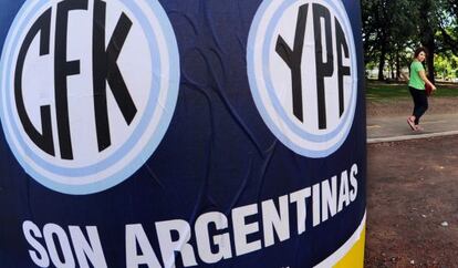 Un cartel sobre la expropiación de YPF, en Buenos Aires.