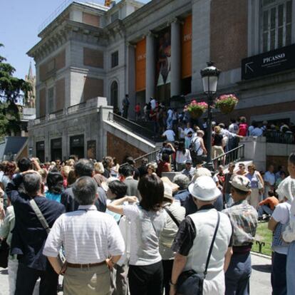 El público hace cola en el Museo del Prado para la exposición <i>Picasso. Tradición y vanguardia.</i>