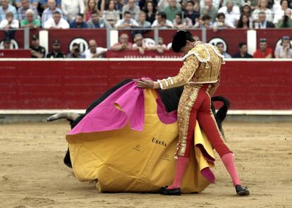 Paco Ureña torea a la verónica a su primer toro.