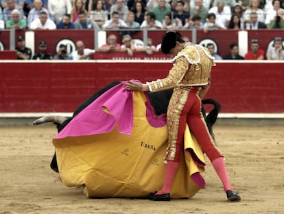 Paco Ureña torea a la verónica a su primer toro.