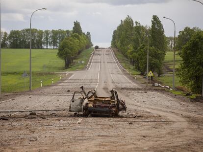 Restos de un vehículo en una carretera tras la retirada rusa de posiciones en torno a Járkov, en el área de Donbás, el 15 de mayo.