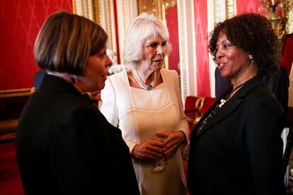 En 2014, conversando con la duquesa de Cornualles en una recepción en el palacio de Buckingham.