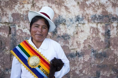 Yony Hinojosa se convirtió en 2013 en la primera alcaldesa de Chacán, en la región peruana de Cuzco, una zona formada por ocho comunidades de 5.000 habitantes. No fue fácil. Las comunidades de Chacán formaban una sociedad conservadora que, tradicionalmente, habían dejado a las mujeres relegadas a las casas y al cuidado de los animales. Pero las cosas cambiaron con mujeres indígenas que decidieron erigirse como defensoras de sus derechos y de sus comunidades. Hinojosa cuenta: “Mi padre nos abandonó y sufrimos mucho, pero siempre la vi salir adelante. Por eso he trabajado para que otras mujeres no sufrieran lo mismo que nosotras y que tuvieran más oportunidades”. Consiguió llegar a la alcaldía con el respaldo de las mujeres de las vecinas y entre el rechazo de muchos hombres. Un presidente de las comunidades le dijo: “Tú eres una mujer y no trabajo contigo”. Gracias a su tesón, muchos hombres cambiaron su forma de pensar y se promovieron iniciativas y emprendimientos femeninos. 