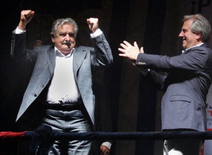 El actual presidente de Uruguay, Tabaré Vázquez, aplaude al mandatario electo, José Mujica, anoche en Montevideo.