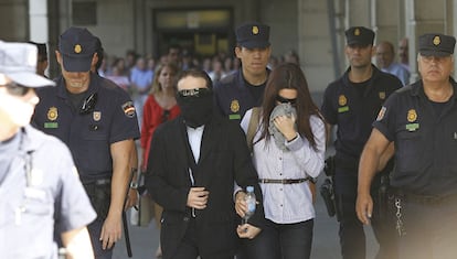 El hermano de Miguel Carcaño, Francisco Javier Delgado y su novia María García, en la Audiencia de Sevilla.