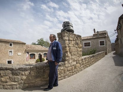 José Gracia Gracia, quien fue pastor, en la calle de Fuendetodos en que nació.