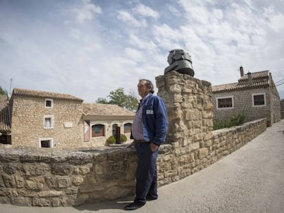 José Gracia Gracia, quien fue pastor, en la calle de Fuendetodos en que nació.