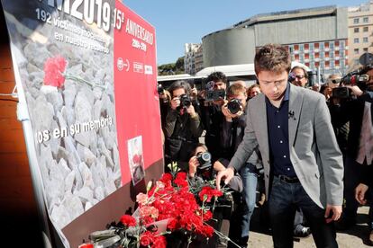 El candidato de Más Madrid a la Comunidad, Íñigo Errejón, durante la ofrenda floral en la estación de Atocha.