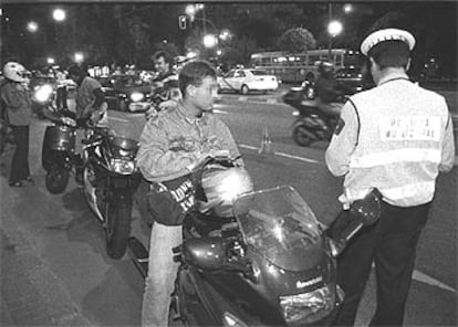 Control de la Policía Municipal en el paseo de la Castellana de Madrid.