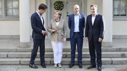 De izquierda a derecha, el primer ministro holandés Rutte; la canciller alemana Merkel; el primer ministro sueco Reinfeldt, y el primer ministro británico Cameron, el lunes en Suecia.
