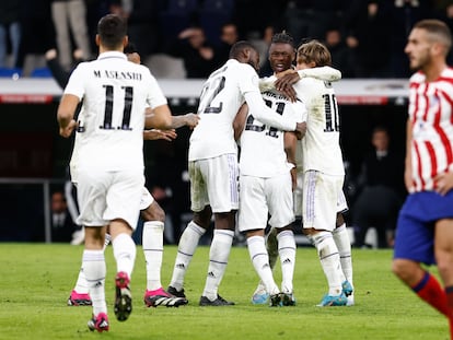 Los jugadores del Real Madrid celebran el gol de Rodrygo en el partido de cuartos de final de la Copa del Rey frente al Atlético, en el Bernabéu este jueves.