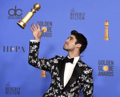 Darren Criss lanza su Globo de Oro por Mejor actor de serie limitada o película televisada por 'El asesinato de Gianni Versace'.