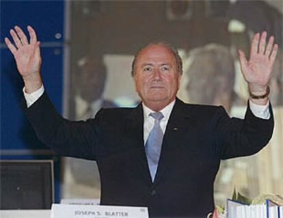 Joseph Blatter saluda a los asistentes al congreso tras su reelección como presidente de la FIFA.