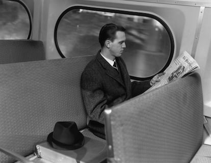 Un hombre de negocios vuelve a su casa (o a la de otra) en 1955.