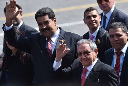 O presidente de Venezuela, Nicolás Maduro (à esquerda), e o cubano, Raúl Castro, acenam na chegada ao ato.