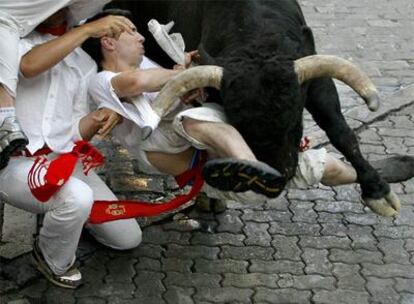 Uno de los sustos provocados ayer en las calles de Pamplona por los toros de El Ventorrillo.