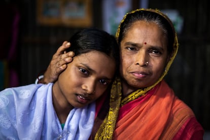 Kanchon Rani Das con su madre Joshowta Rani, de 40 años en 2015, en su casa en el ‘slum’ de Korail, en Daca.