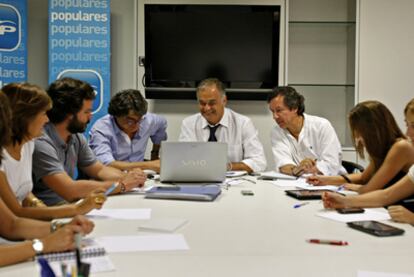 González Pons y su equipo de la Vicesecretaría de Comunicación del PP, ayer, en la sede del partido.
 (efe)