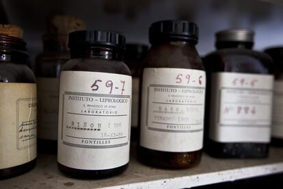 En el antiguo laboratorio de Fontilles se conservan frascos con partes de órganos de pacientes enfermos de lepra que sirvieron para la investigación de la enfermedad. Hoy este edificio ya no se usa y tuvo que ser desalojado por riesgo de derrumbe. 