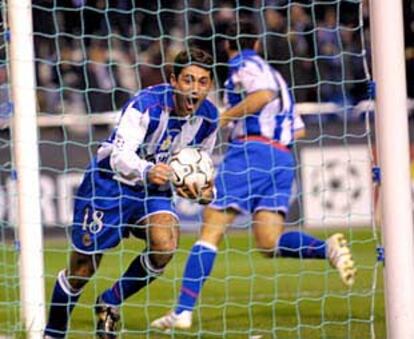 Víctor recoge el balón de la portería tras el primer gol del Deportivo.