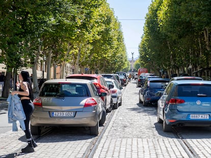 Las vías del tranvía de Jaén, convertidas en un gran aparcamiento público, el 27 de septiembre. El tranvía se inauguró hace 12 años, pero apenas funcionó unos días y así luce desde entonces.