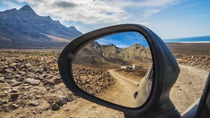 El parque natural de Jandía, en Fuerteventura, y, reflejada en el retrovisor, la Villa Winter, en Cofete.