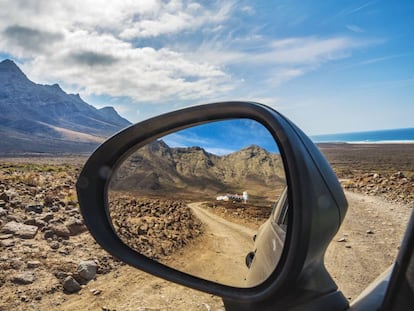 El parque natural de Jandía, en Fuerteventura, y, reflejada en el retrovisor, la Villa Winter, en Cofete.