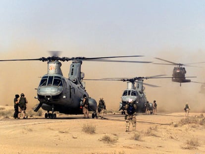 Helicópteros estadounidenses repostan combustible cerca de Jalibah, al sur de Irak.