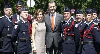 Don Felipe y doña Letizia, con policías franceses este jueves en París.