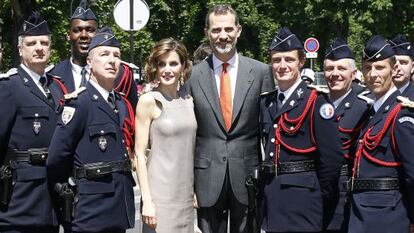 Don Felipe y doña Letizia, con policías franceses este jueves en París.
