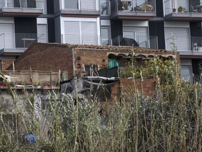 Viejas y nuevas edificaciones junto al Besòs a la altura de Can Peixauet, en Santa Coloma.