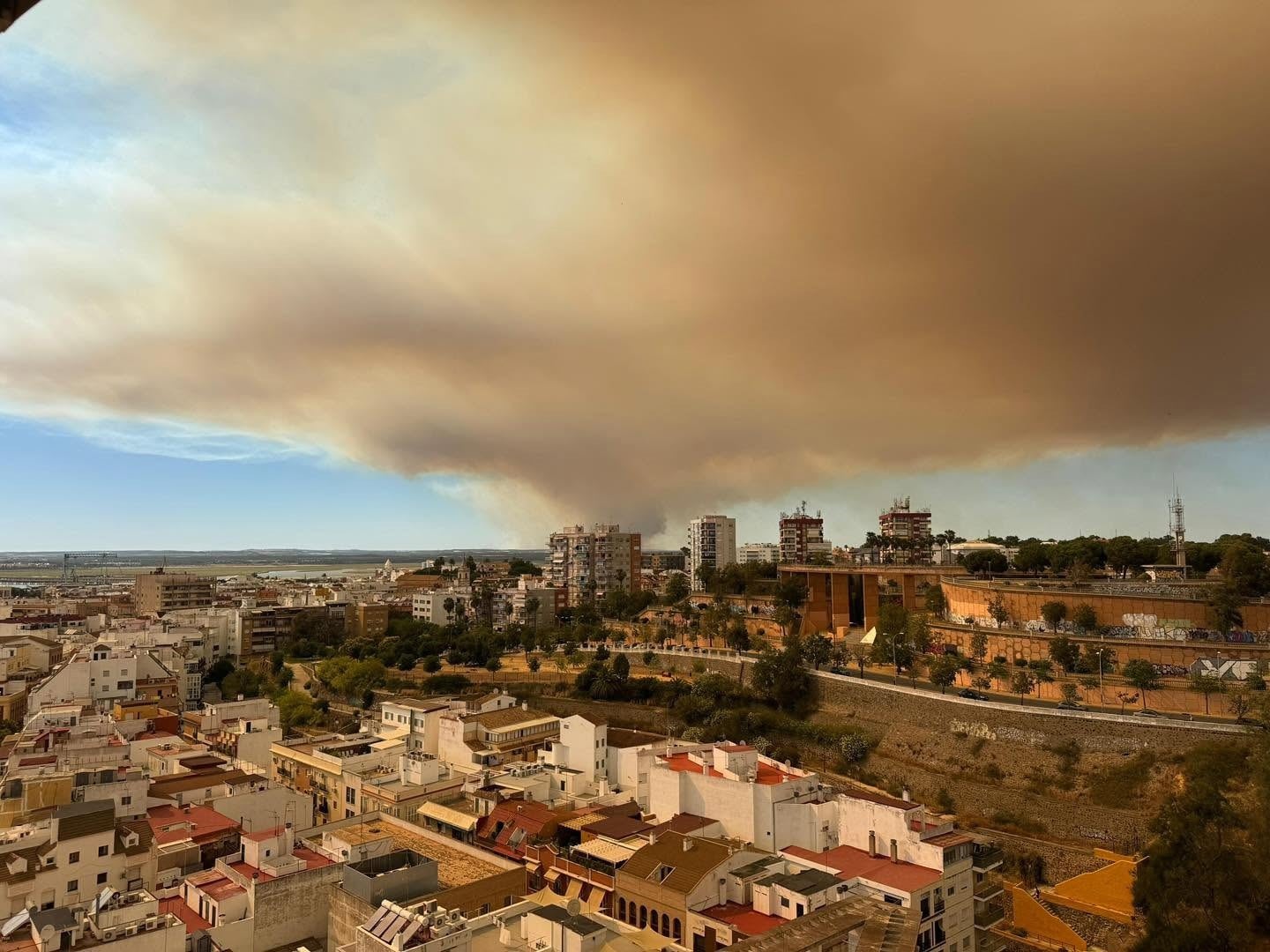 Un centenar de bomberos luchan contra un incendio que cubre 