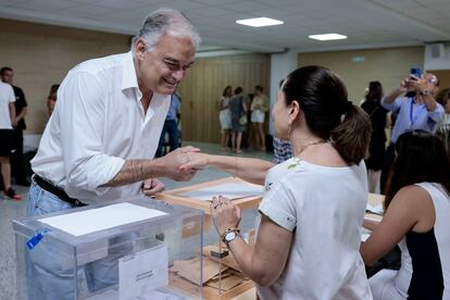 Esteban González Pons, en el momento de votar este domingo, en Valencia.