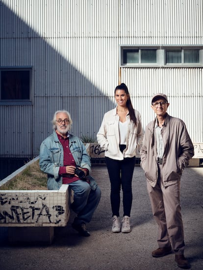 Paco Manzano, el fotógrafo que ha documentado la historia musical de El Johnny, y dos excolegiales: Nani Escobar, que vivía en El Johnny cuando cerró, y Carlos Corral.