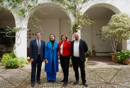 Alejandro Noguera Borel, Agnès Noguera Borel, Agnès Borel Lemonnier y Pablo Noguera Borel, en uno de los patios del Palacio de Malferit, sede del Museo del Soldadito de Plomo, tras la presentación de las actividades de Libertas 7 con motivo de su 75 aniversario.