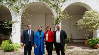 Alejandro Noguera Borel, Agnès Noguera Borel, Agnès Borel Lemonnier y Pablo Noguera Borel, en uno de los patios del Palacio de Malferit, sede del Museo del Soldadito de Plomo, tras la presentación de las actividades de Libertas 7 con motivo de su 75 aniversario.