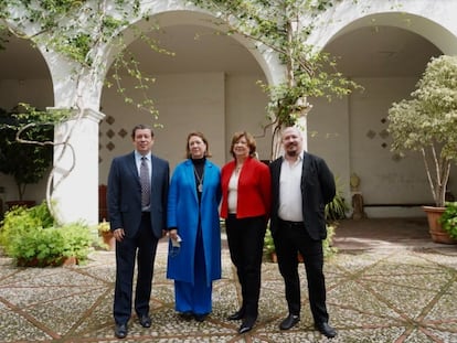 Alejandro Noguera Borel, Agnès Noguera Borel, Agnès Borel Lemonnier y Pablo Noguera Borel, en uno de los patios del Palacio de Malferit, sede del Museo del Soldadito de Plomo, tras la presentación de las actividades de Libertas 7 con motivo de su 75 aniversario.