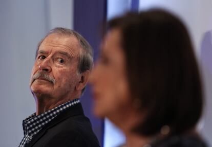 Vicente Fox observa a Gálvez durante el Foro América Libre, en octubre.