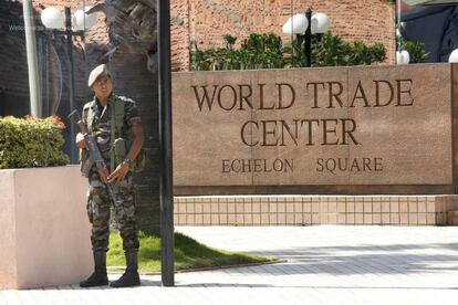 Un miembro de las fuerzas de seguridad de Sri Lanka hace guardia en el centro de negocios de Colombo.