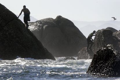 Dos percebeiros faenan en las rocas de Lira, en la Costa da Morte.