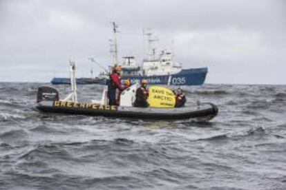 Fotografía facilitada por Greenpeace que muestra a miembros de Greenpeace protestando frente a un barco de la guardia fronteriza rusa en el Océano Ártico. Los agentes fronterizos detuvieron el barco después de que los activistas (de Greenpeace) desembarcaran desde el "Arctic Sunrise" y se acercaran con lanchas neumáticas al barco de exploración sísmica "Geolog Dmitri Nalivkin", fletado por la petrolera rusa Rosneft y la estadounidense ExxonMobil, con pancartas "¡Salven el Ártico!". EFE/Will Rose