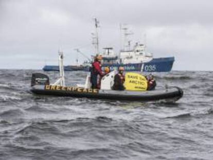 Fotografía facilitada por Greenpeace que muestra a miembros de Greenpeace protestando frente a un barco de la guardia fronteriza rusa en el Océano Ártico. Los agentes fronterizos detuvieron el barco después de que los activistas (de Greenpeace) desembarcaran desde el "Arctic Sunrise" y se acercaran con lanchas neumáticas al barco de exploración sísmica "Geolog Dmitri Nalivkin", fletado por la petrolera rusa Rosneft y la estadounidense ExxonMobil, con pancartas "¡Salven el Ártico!". EFE/Will Rose