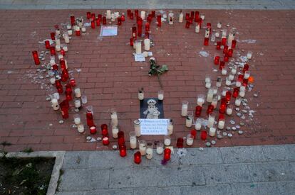 Velas formadas en forma de corazón en memoria de Julen, en Málaga.